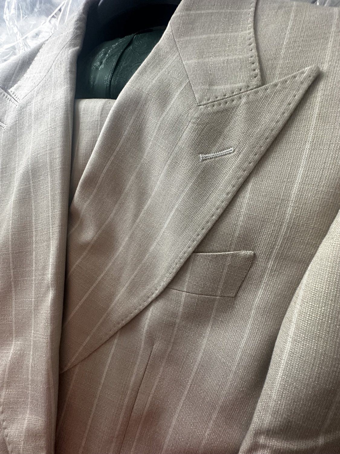 Light textured custom suit lapel detail